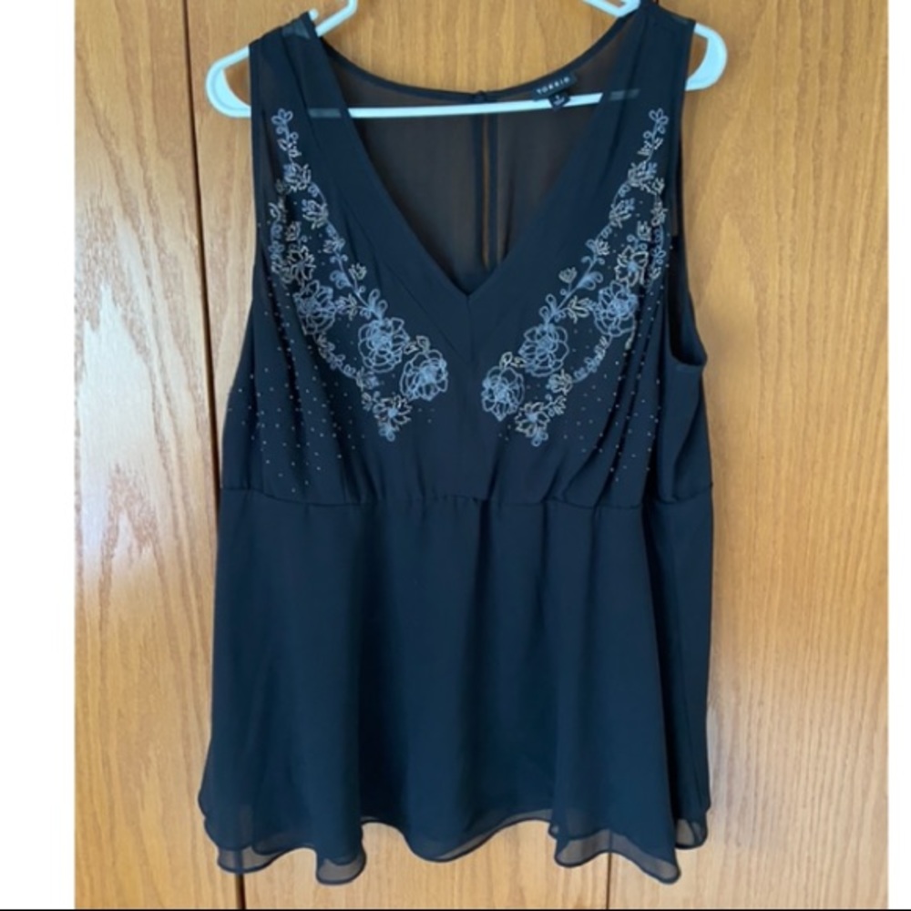 🥰 2/$20 Torrid Size 1 beaded sleeveless blouse